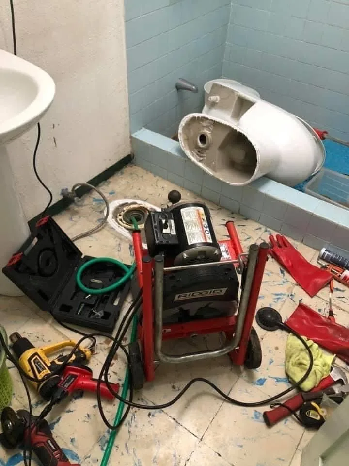 Equipo de destranque utilizado en trabajos de plomería