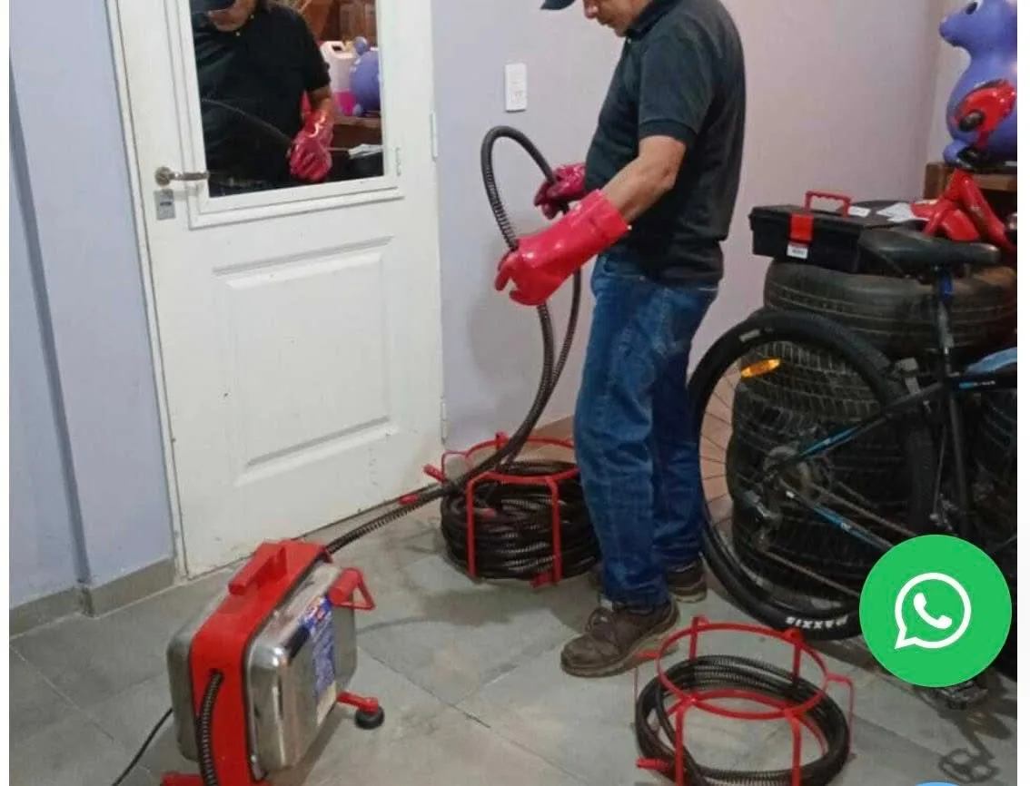Técnico trabajando en una instalación